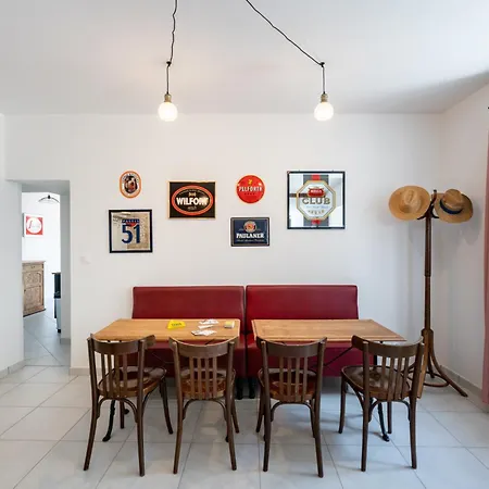 Au Cafe Des Souvenirs *